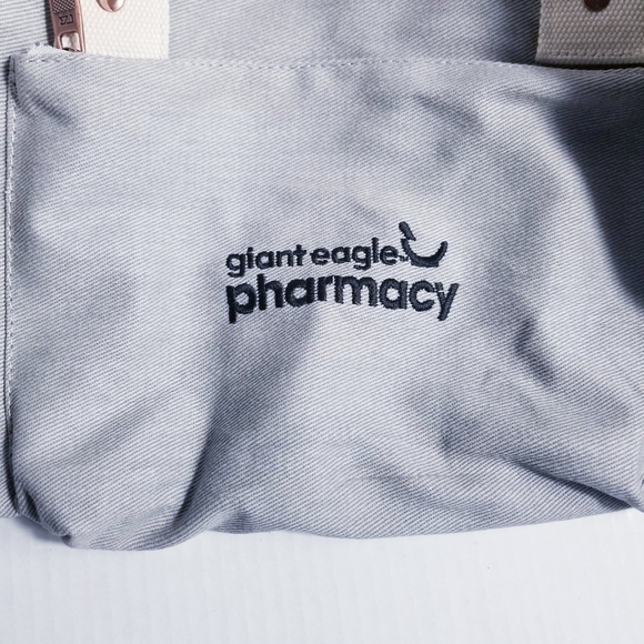 NWT CUTTER & BUCK DUFFLE BAG GRAY AND CREAM STRIPED WITH BLACK BOTTOM - Picture 5 of 16